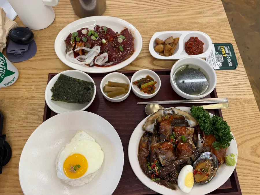 Photo of the soy-marinated and spicy assorted set with soft-yolk egg rice