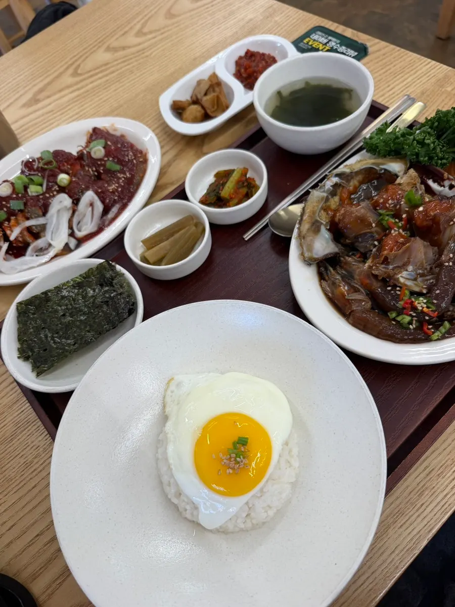 Vertical photo of the soy-marinated and spicy assorted set with roasted seaweed