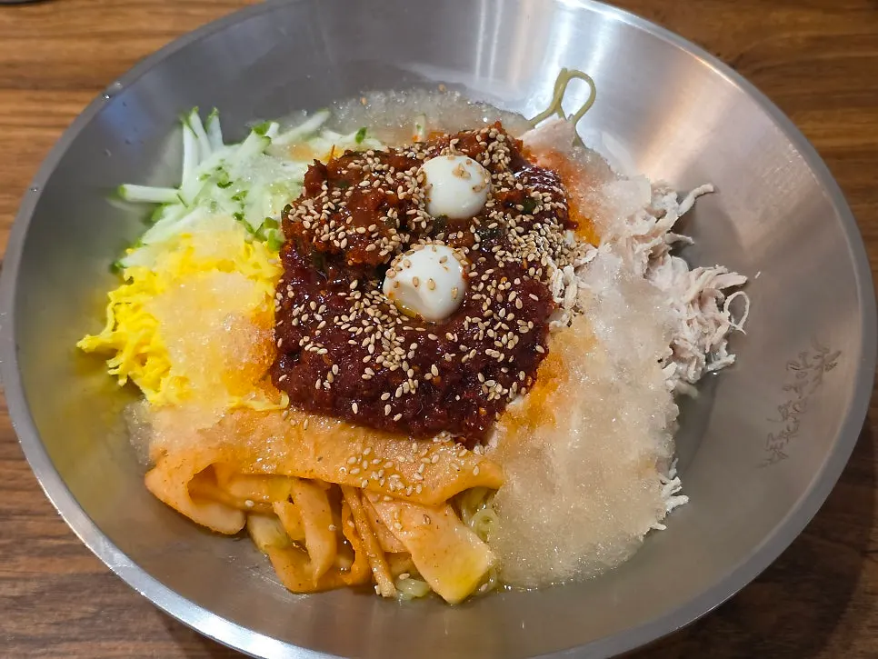 Table with both chogye mil-myeon and chicken kalguksu