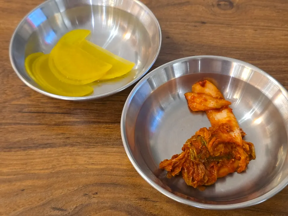 Basic side dishes of danmuji and silbi kimchi