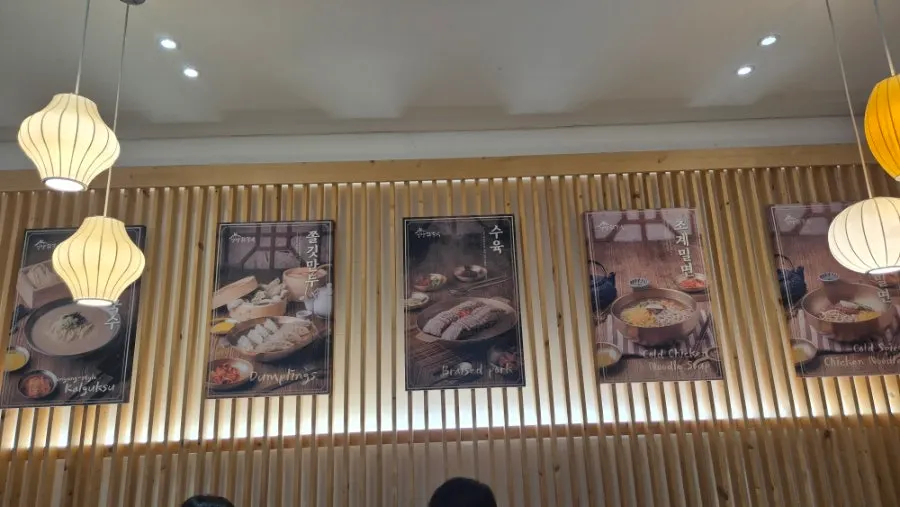 깔끔한 첫인상의 식당 내부 사진