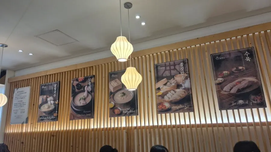 가족 식사에 어울리는 깔끔한 인테리어