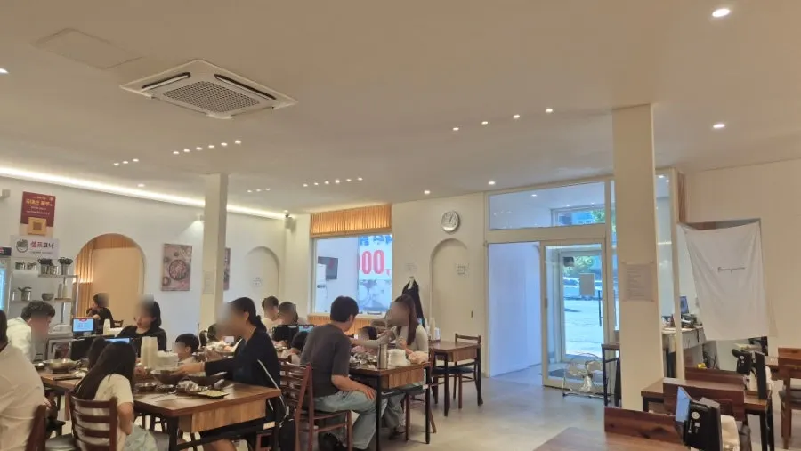 가야금 연주가 들리는 차분한 식당 내부