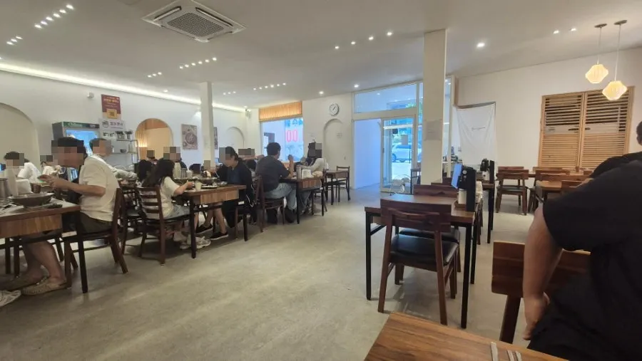 편안하게 식사하기 좋은 매장 분위기