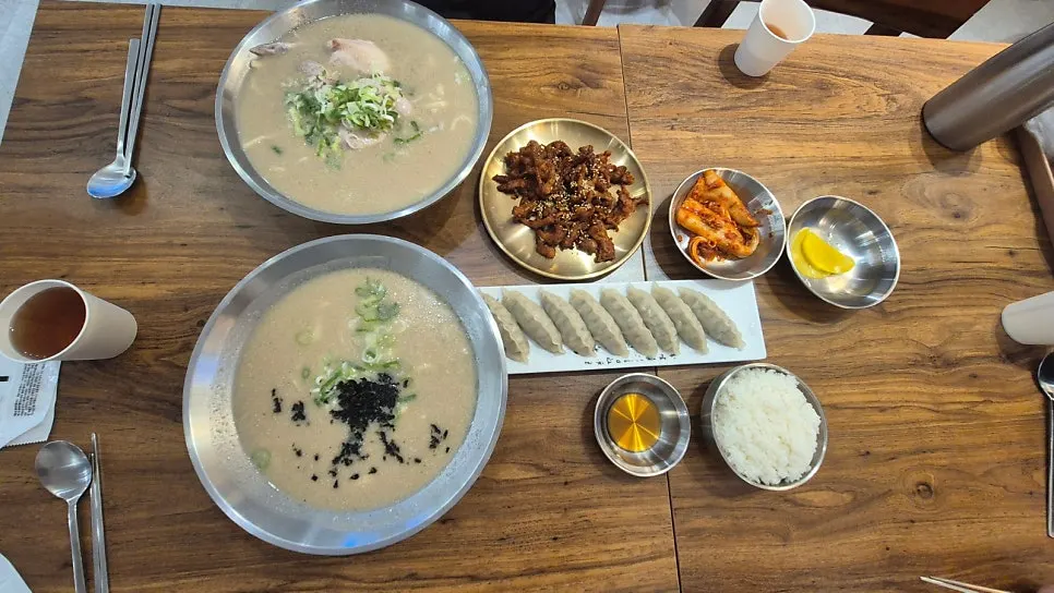따끈한 국물과 닭고기가 든 닭칼국수