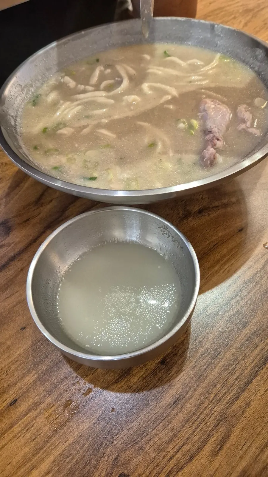 닭사골육수와 들깨가 들어간 칼국수