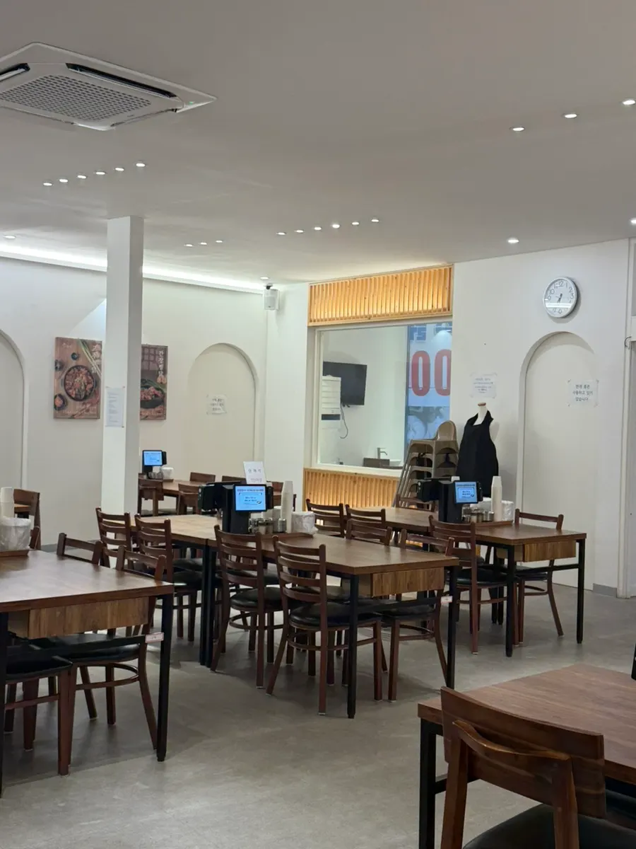 Interior restoran yang luas dan bersih