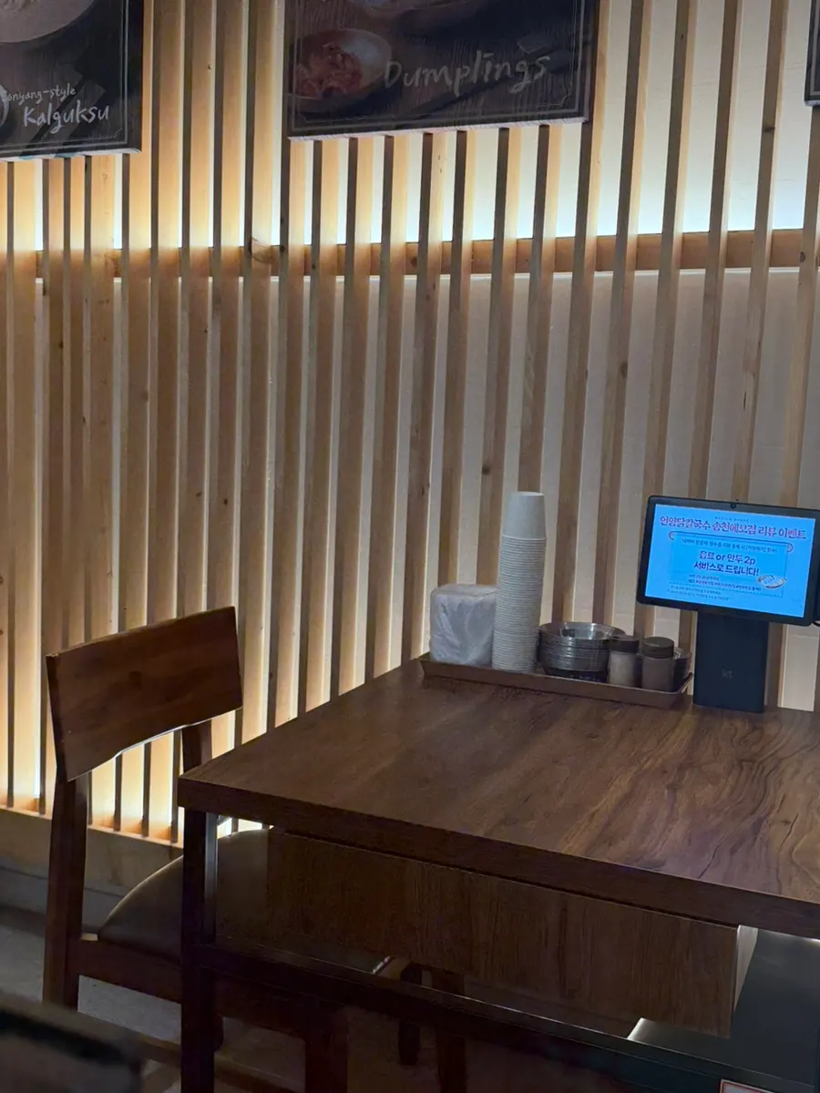 Area makan dengan ruang privat