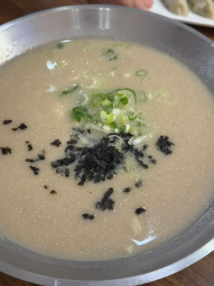 Eonyang-sik kalguksu dengan kuah bening