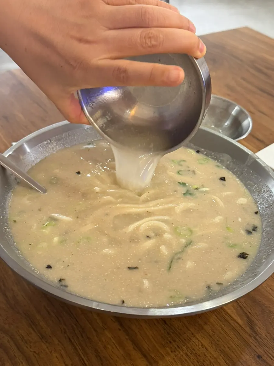 Kalguksu ayam dasar yang ringan