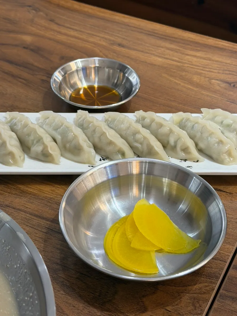 Jjolgit mandu sebagai pendamping kalguksu
