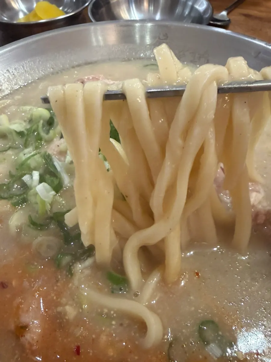 Kalguksu berisi daging ayam lembut
