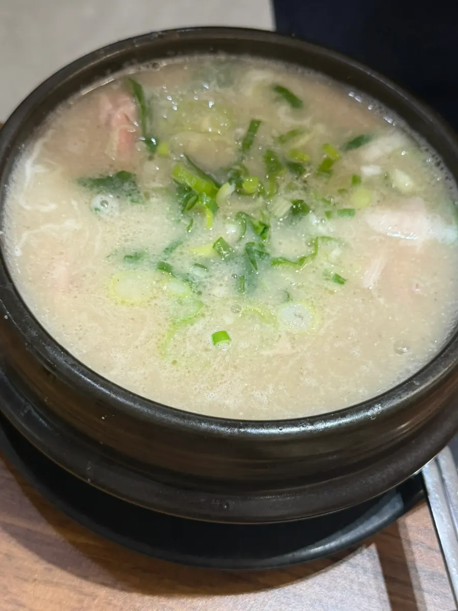 Chicken gomtang yang dimasak mendidih dalam ttukbaegi