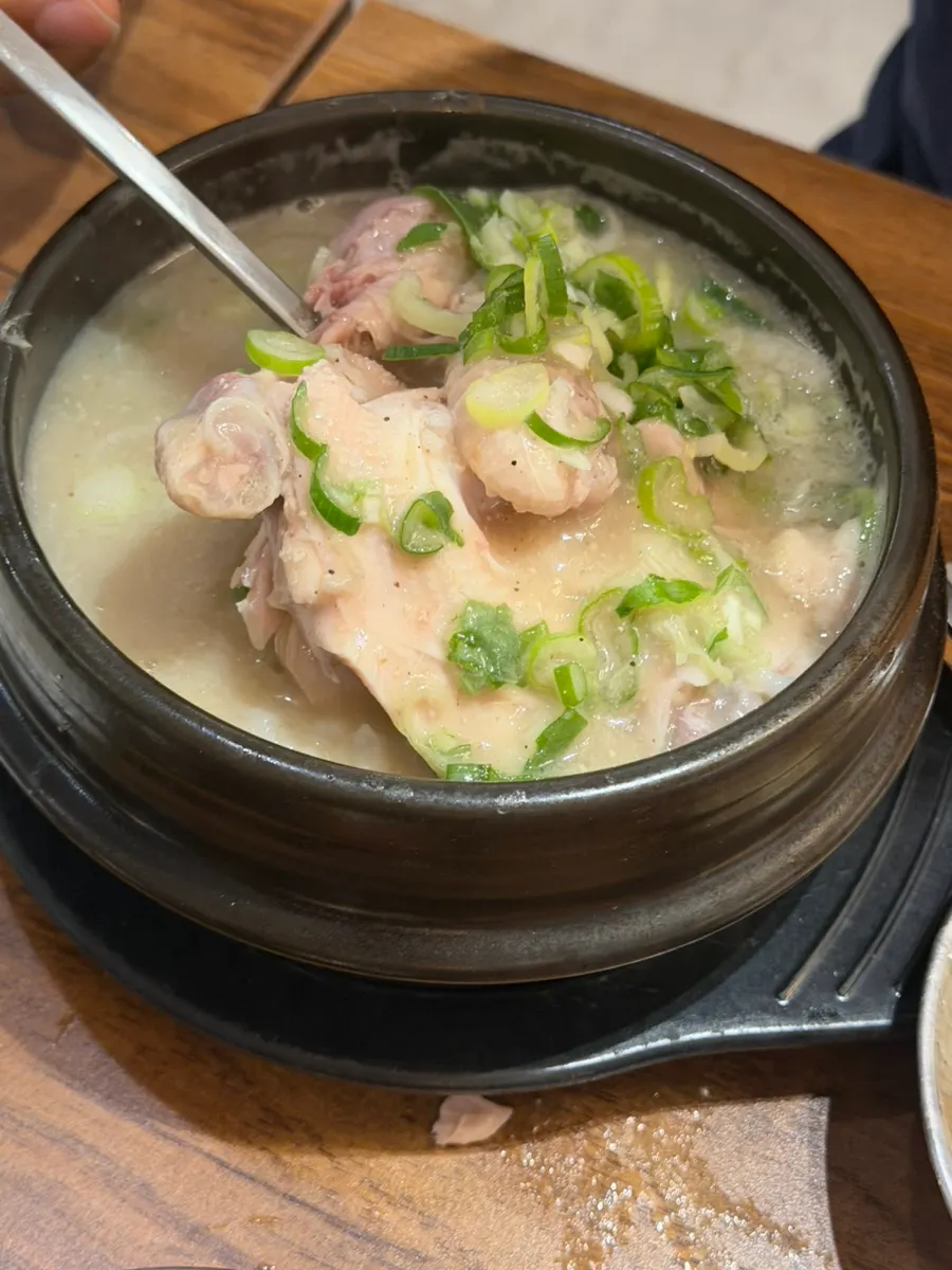 Chicken gomtang pekat dengan kuah putih susu