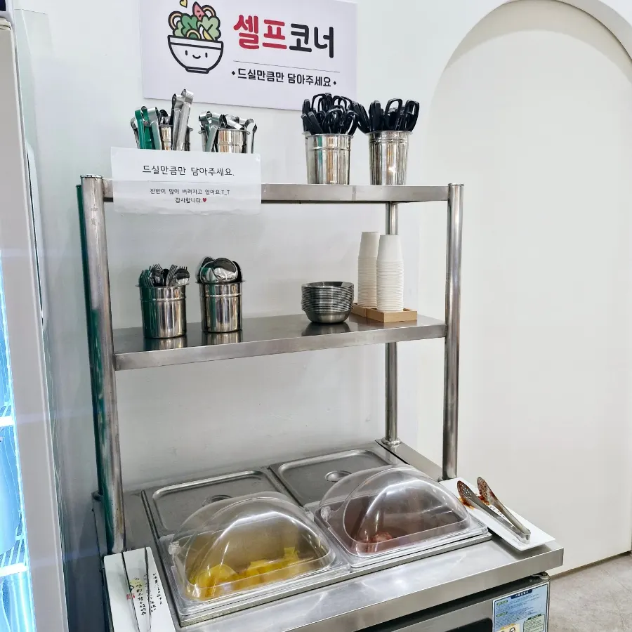 가족모임에 좋은 넓은 홀 테이블
