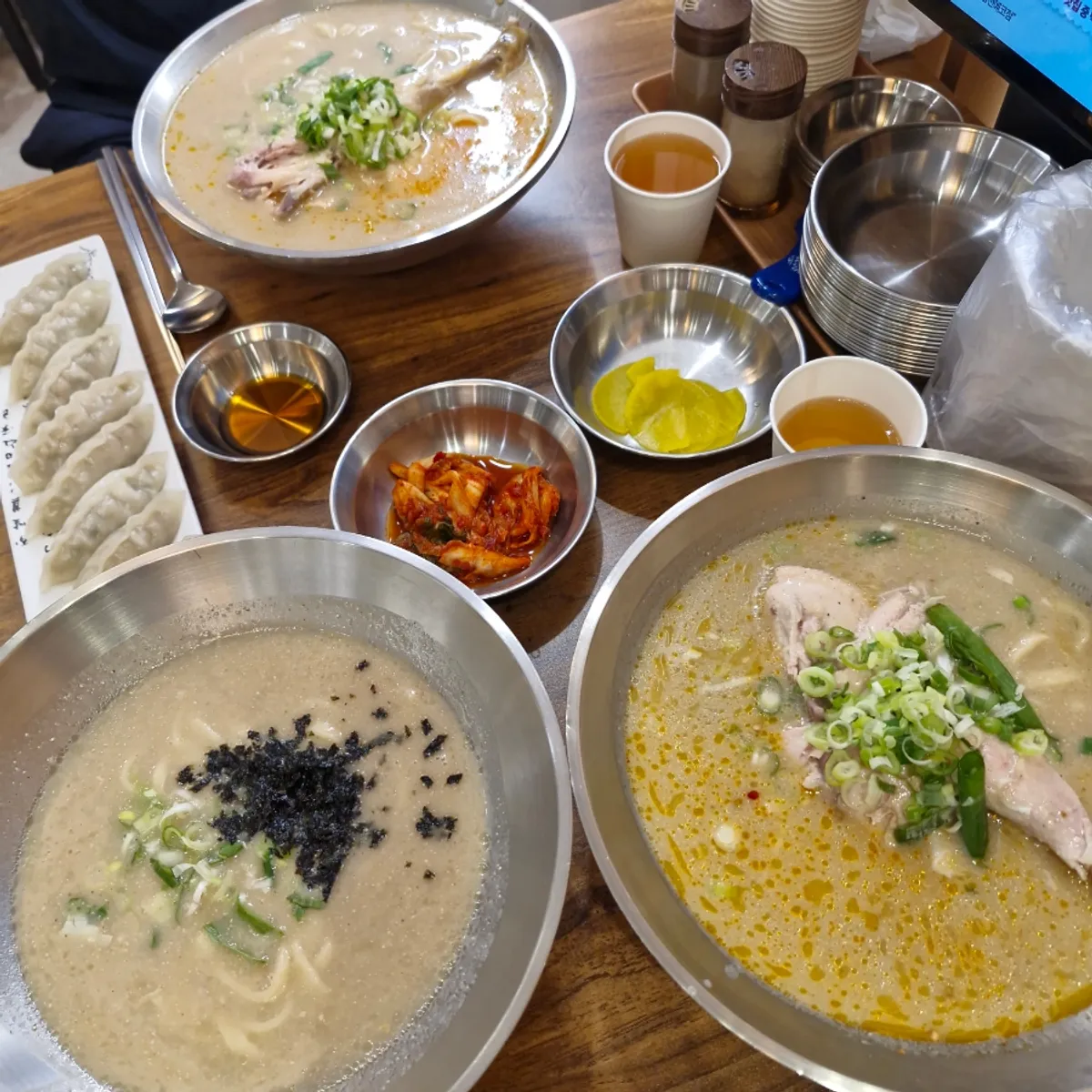 얼큰닭칼국수와 만두세트, 서비스 언양식칼국수 한 상