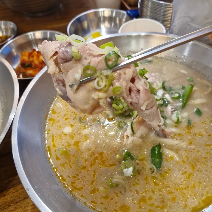 들깨베이스 국물에 담긴 쫄깃한 칼국수 면발