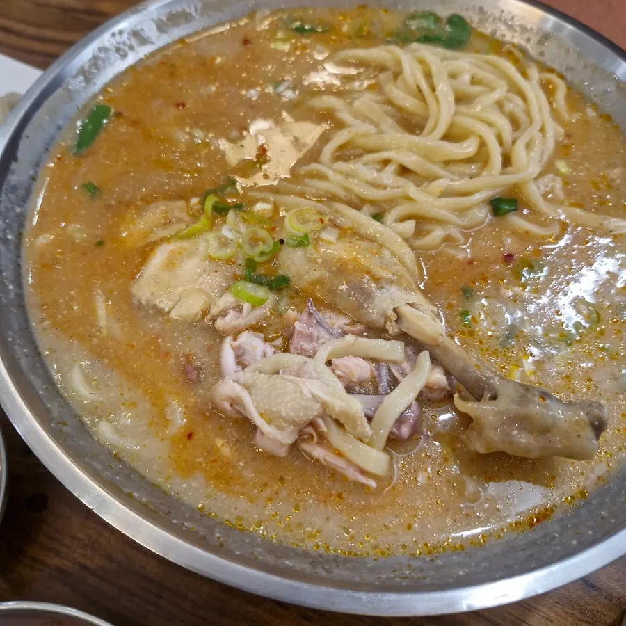 고단백 저지방 보양식 닭칼국수 한 그릇