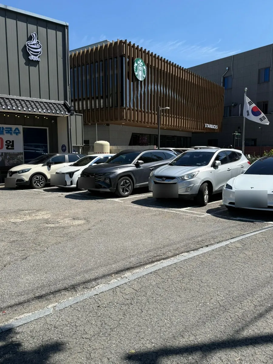 Restaurant parking area