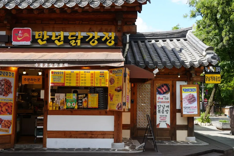 Food street scene in Jeonju Hanok Village