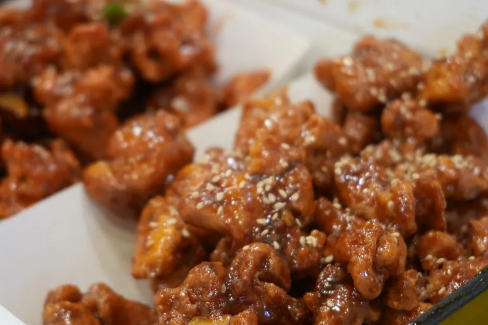 Soy sauce dakgangjeong that is good for sharing with kids