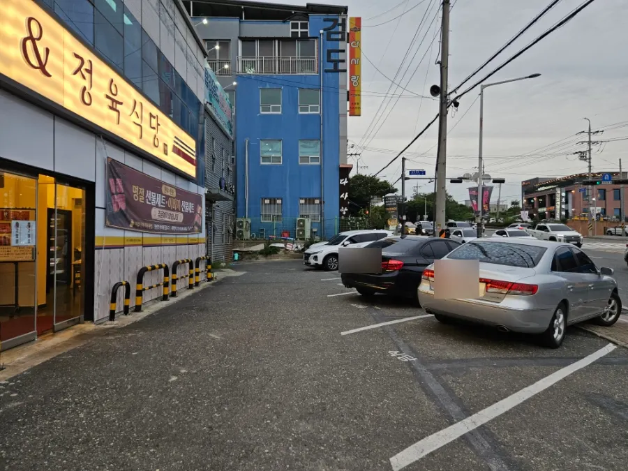 Free parking lot in front of Hoseongjeong Butcher's Restaurant