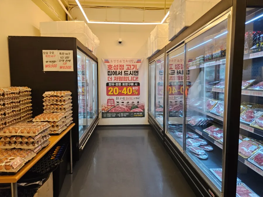 Showcase at Hoseongjeong butcher's restaurant attached to the meat shop