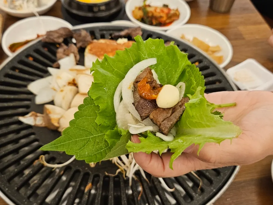 Fresh wrap vegetables and basic side dishes served for free
