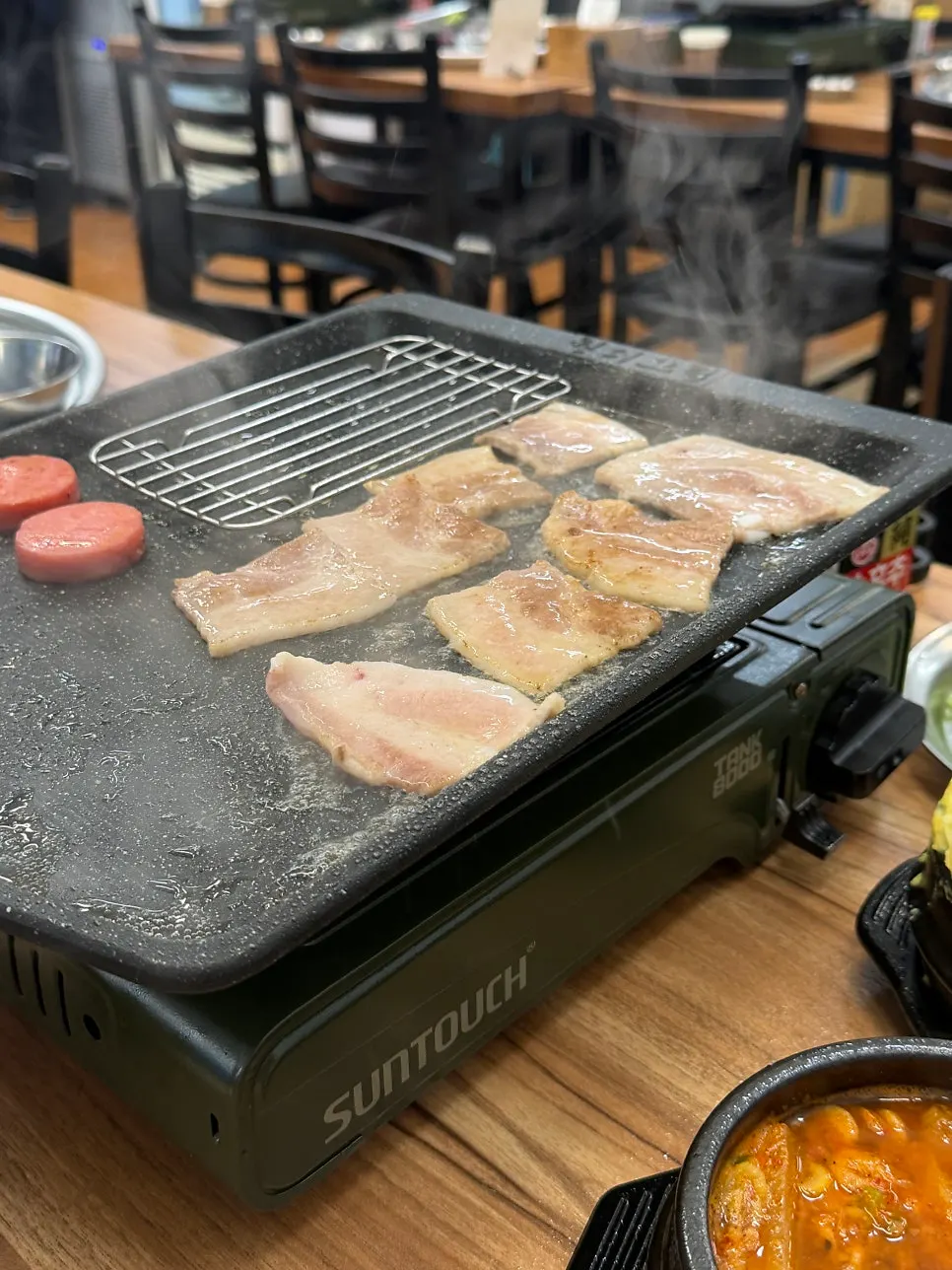 불판에 올린 냉동삼겹살