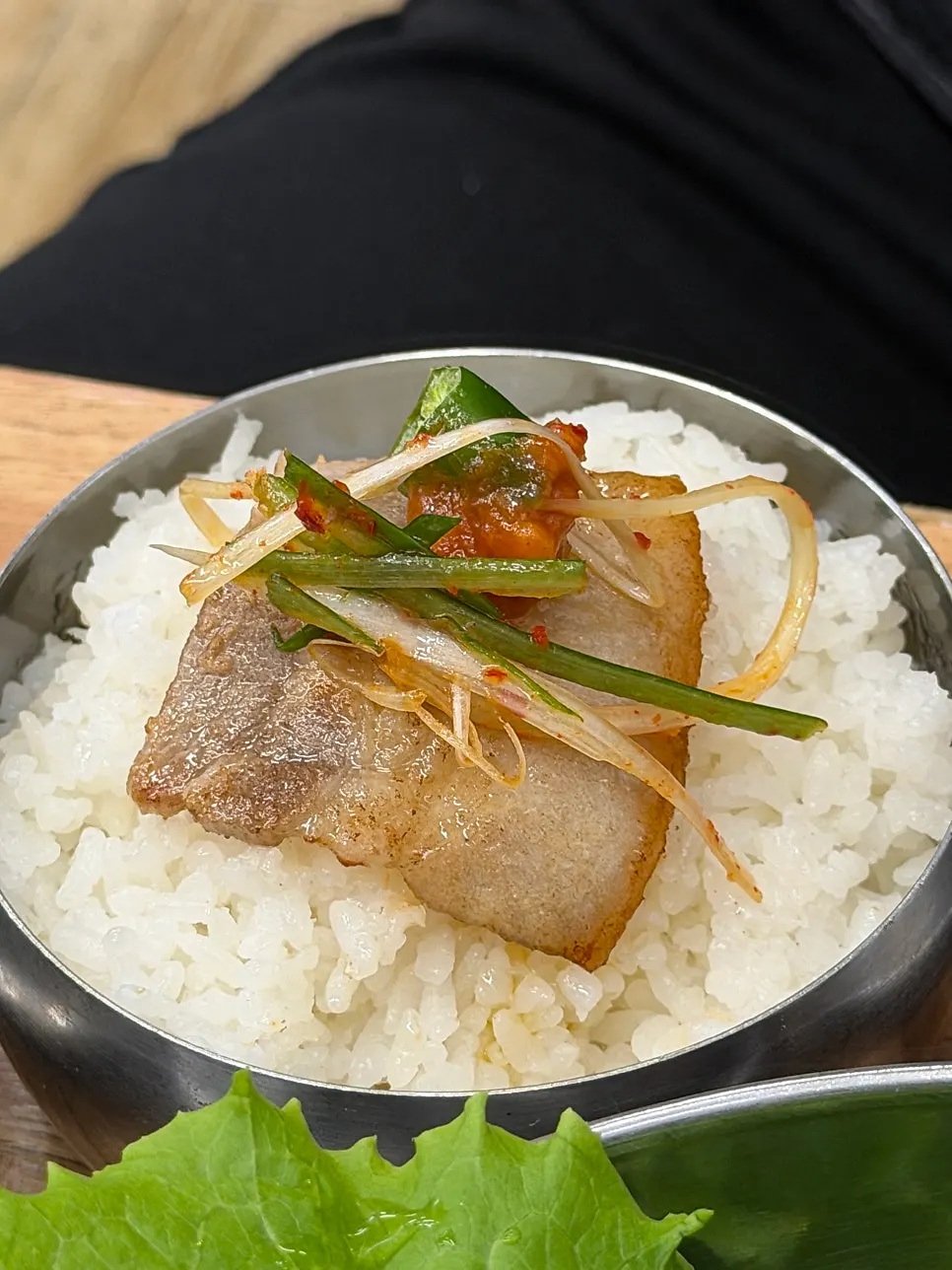 상추와 반찬을 곁들인 고기 쌈