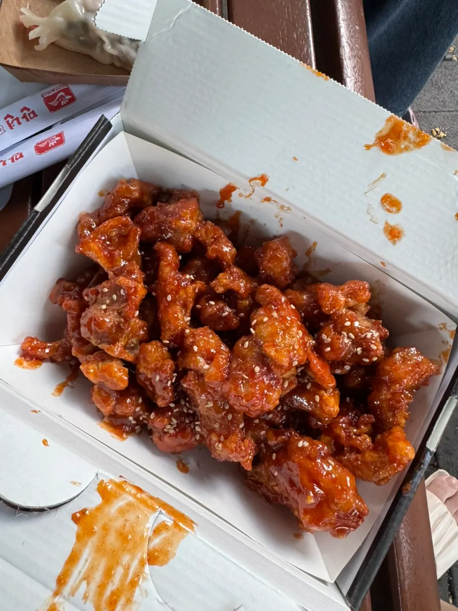 음료와 함께 준비한 닭강정