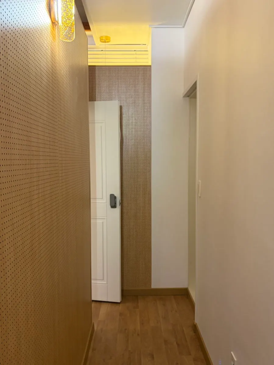 Full view of the one-person room with the treatment bed