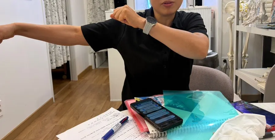 Neck stretching method using a Daiso foam roller