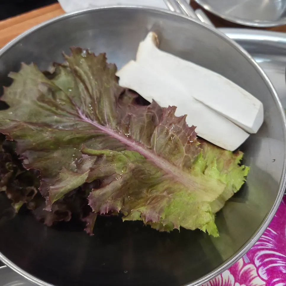가장자리부터 노릇하게 익는 냉삼