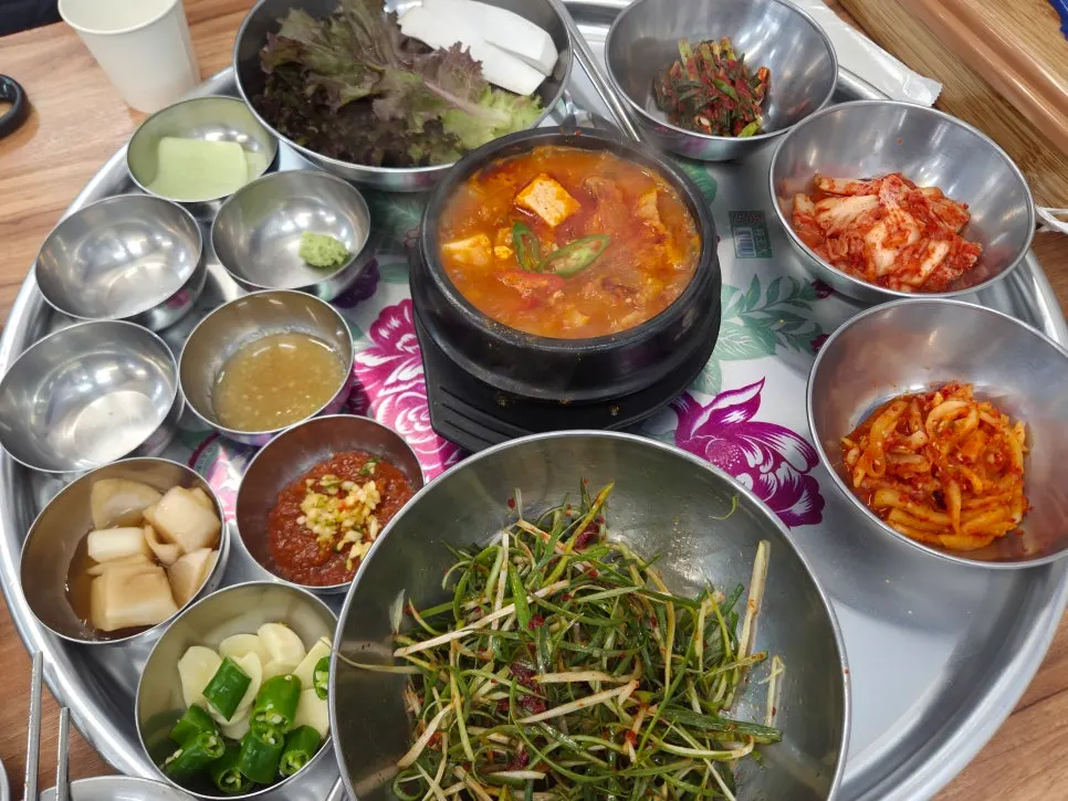 고기와 함께 구워지는 김치와 파채