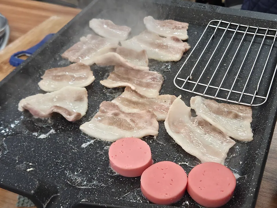 파채 김치 양파장아찌 쌈채소 기본 상차림
