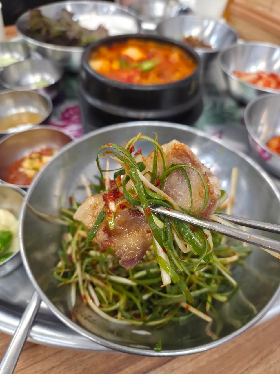 세로로 담은 냉삼 기본 반찬 구성