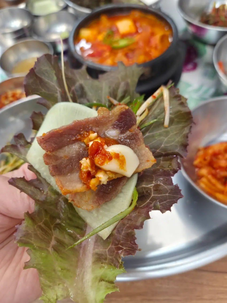 잘 익은 삼겹살 한 점 쌈 싸기