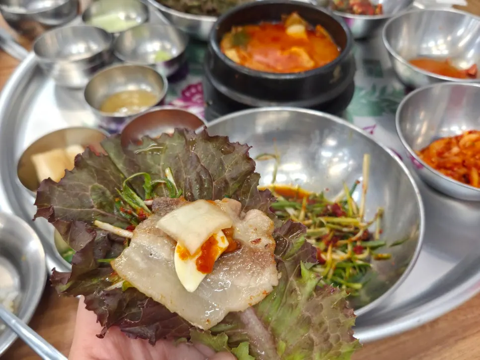 기본으로 나온 김치찌개와 계란찜이 놓인 상