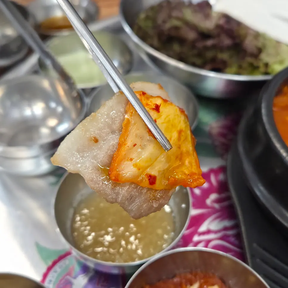 뜨끈한 김치찌개 국물 한 숟갈