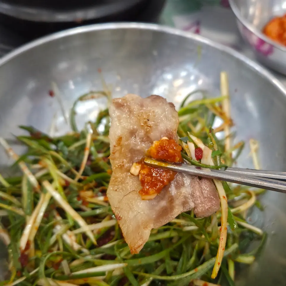 공기밥과 함께 먹는 냉삼 한 점
