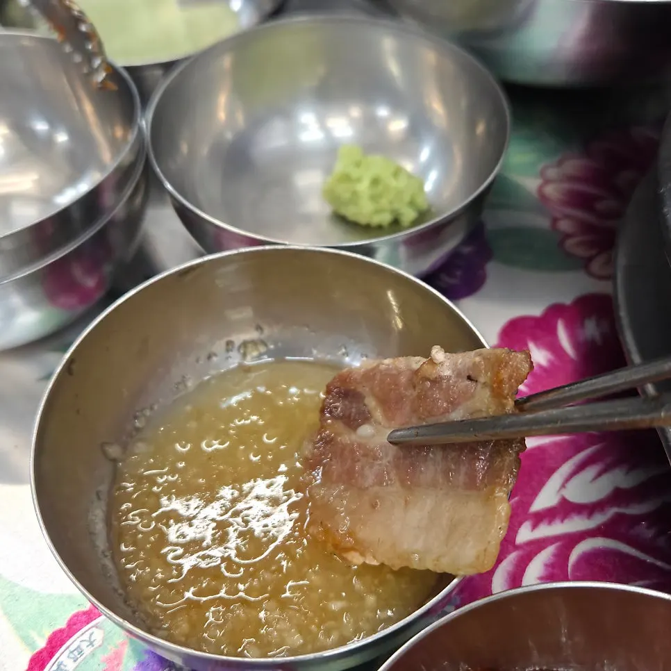 구운 김치와 마늘장을 올린 삼겹살