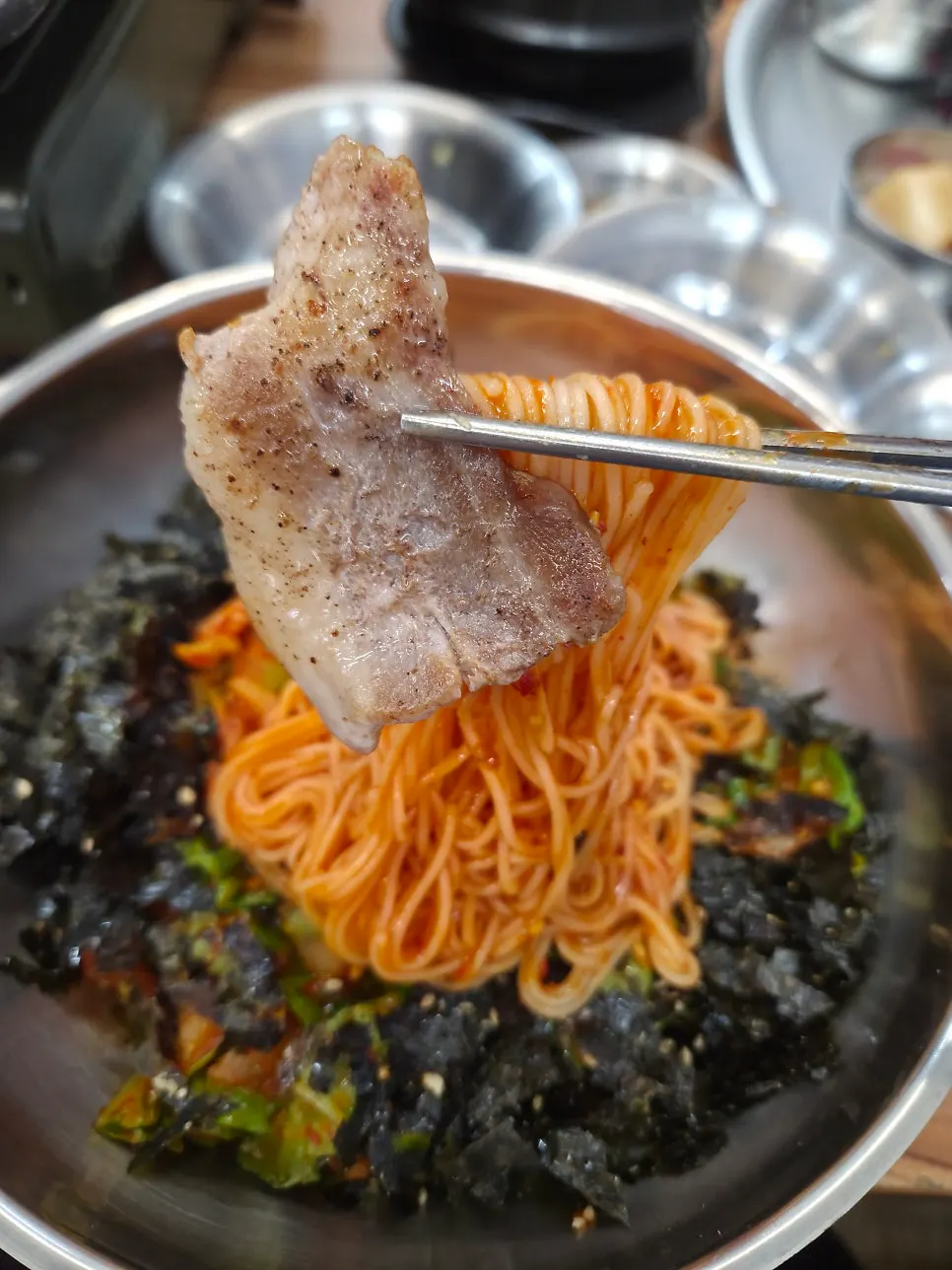 비빔국수와 냉삼을 함께 집은 모습