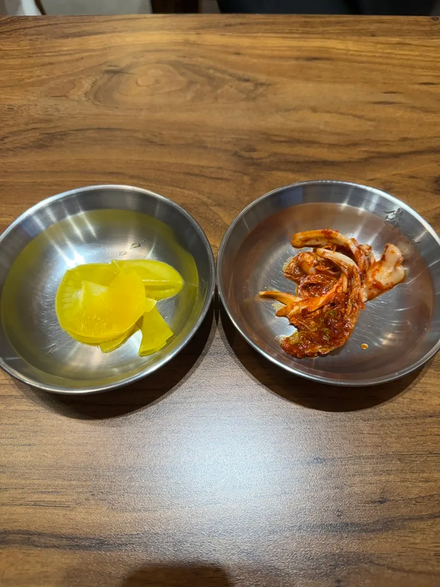 Basic side dishes: pickled radish and silbi kimchi