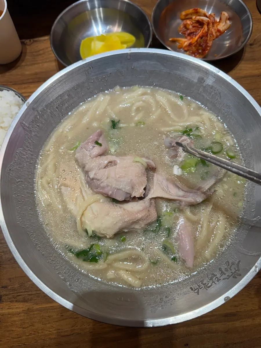 Noodles lifted up from the dak kalguksu