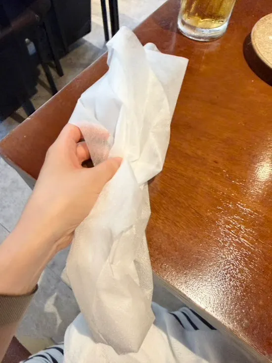 테이블에 놓인 일회용 앞치마와 차
