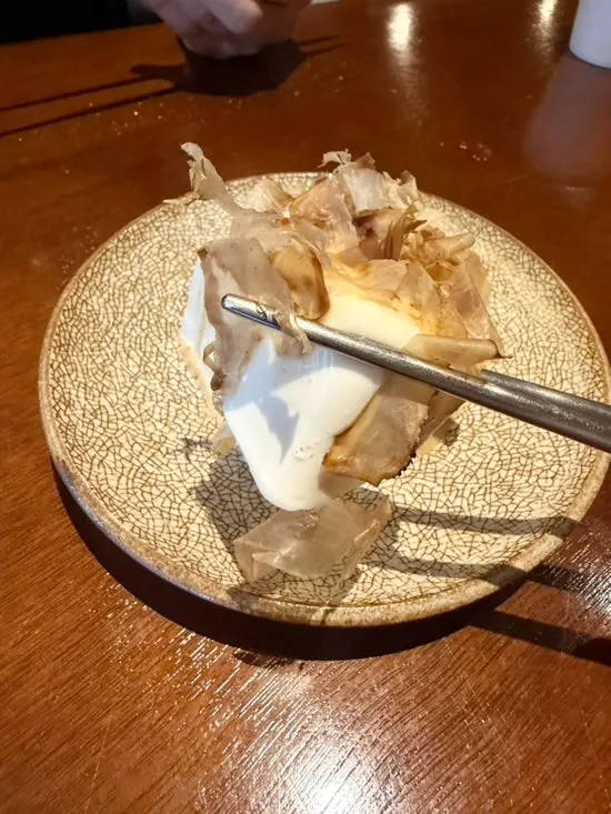 가쓰오부시를 올린 기본 안주 연두부
