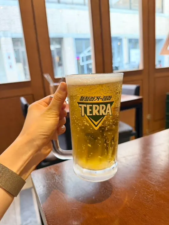먼저 나온 시원한 생맥주