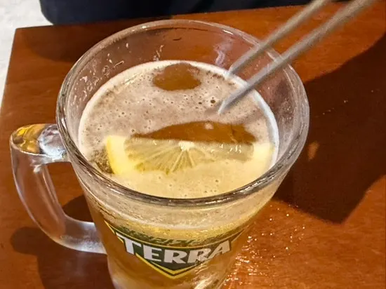 레몬 조각과 맥주가 놓인 테이블