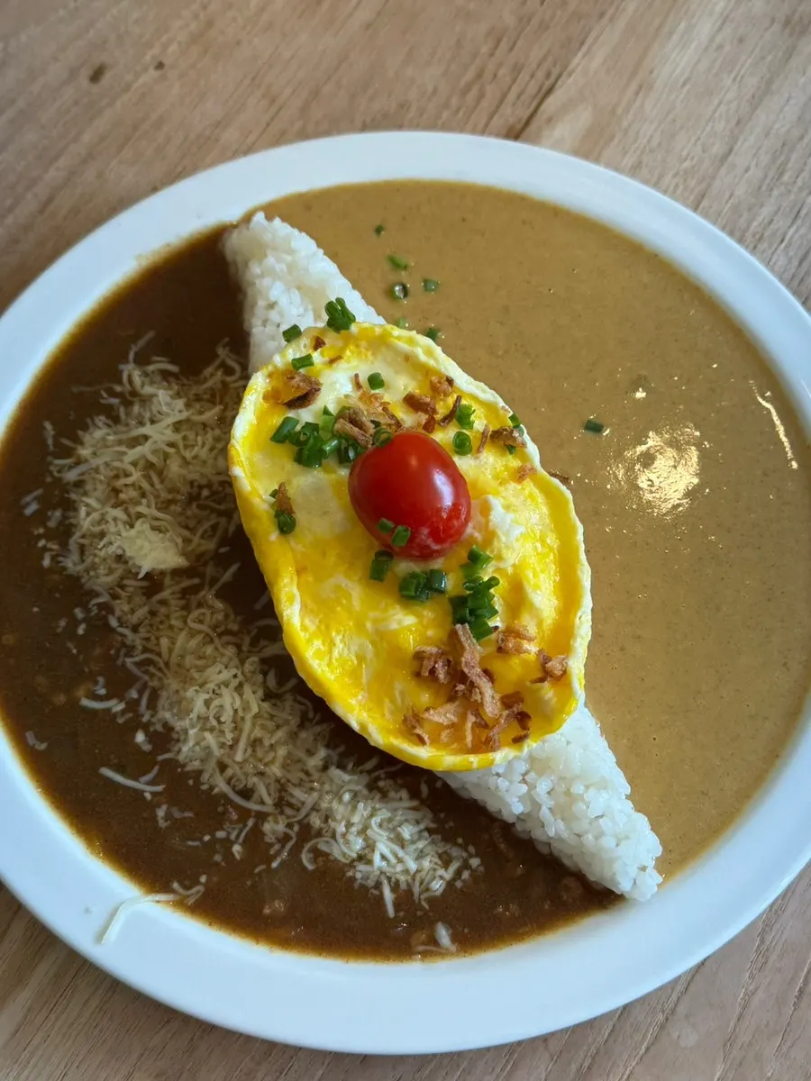 Half-and-half curry with two flavors on one plate